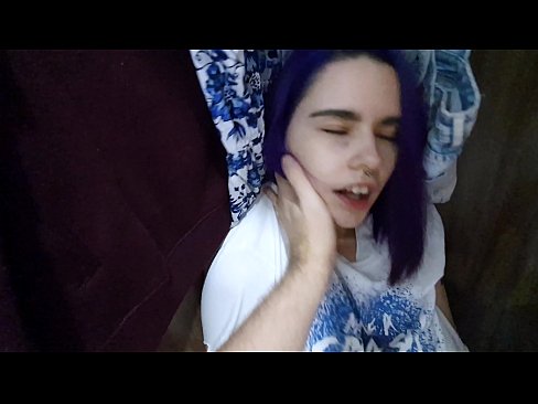 ❤️ Nire ahizpa armairuan aurkitu eta lagundu zion esperma ️❌ Sluts gugan