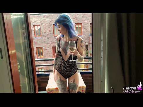 ❤️ Neska Ikaragarria trago batez zurrupatzen eta zeru zabalean sutsuki izorratzen ️❌ Sluts gugan